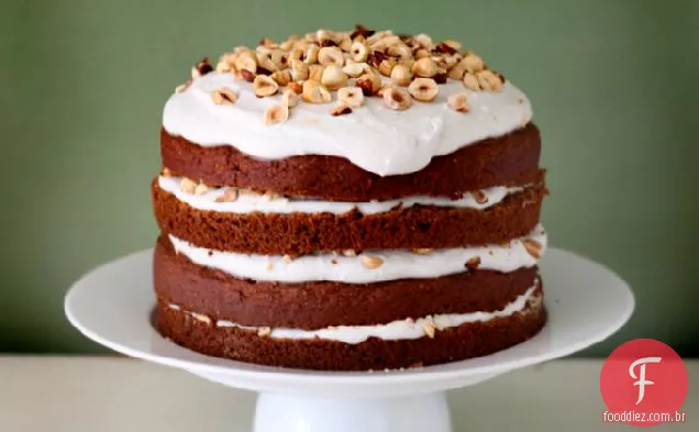 Bolo De Aniversário De Especiarias De Abóbora Com Cobertura De Baunilha De Coco E Roas
