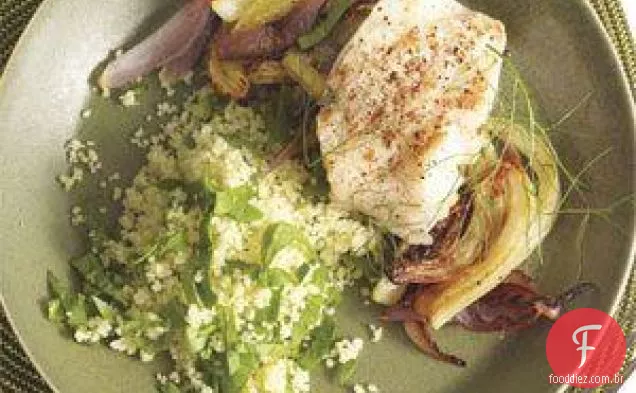 Bacalhau assado na frigideira e erva-doce com cuscuz de espinafre