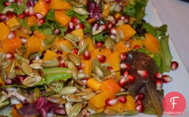 Salada De Abóbora Com Romãs E Sementes De Abóbora Torradas