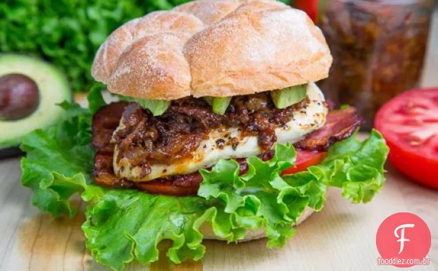 Sanduíche de Bacon Jam Chicken Club com abacate e maionese Chipotle