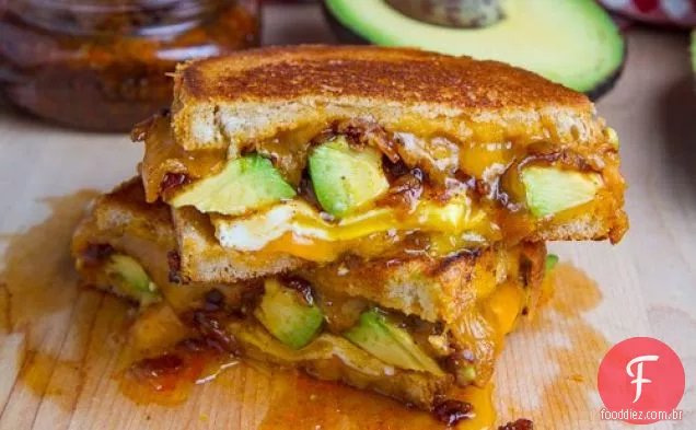 Bacon Jam e abacate sanduíche de queijo grelhado com ovo frito