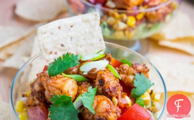 Camarão limão Chipotle e Guacamole mergulham com tomate e milho carbonizado
