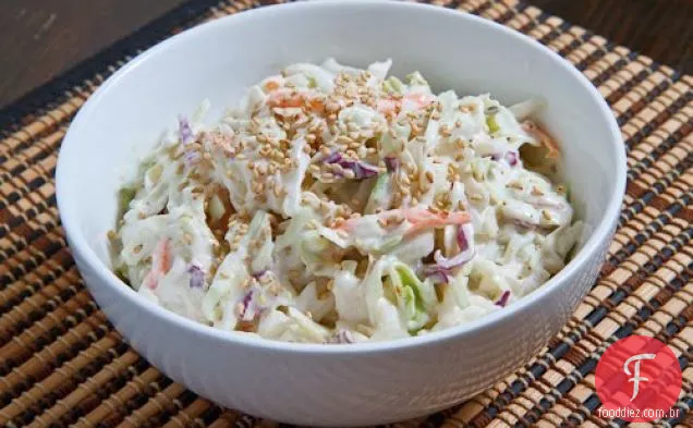 Salada de repolho de gergelim e gengibre