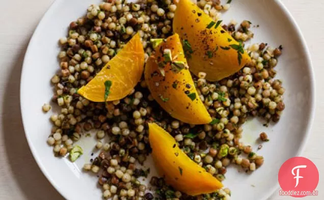 Beterraba dourada com pesto de salsa e Fregola