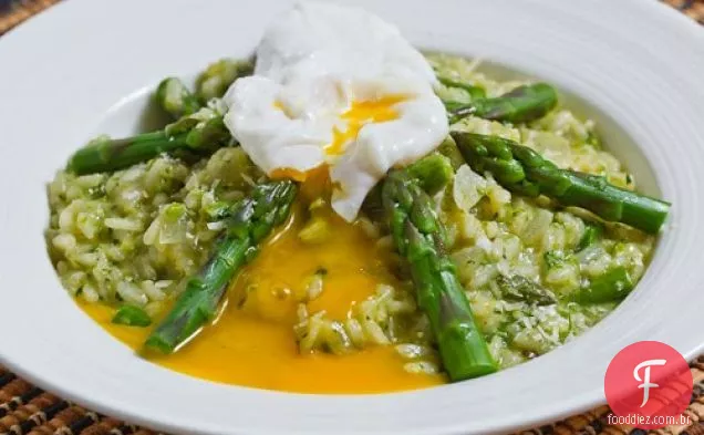 Risoto de espargos com um ovo escalfado