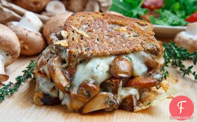 Sanduíche de queijo grelhado com cogumelos (também conhecido como derretimento de cogumelos)