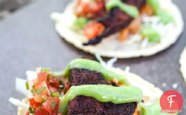 Tacos veganos Portobello picantes com Crema de coentro e arroz mexicano
