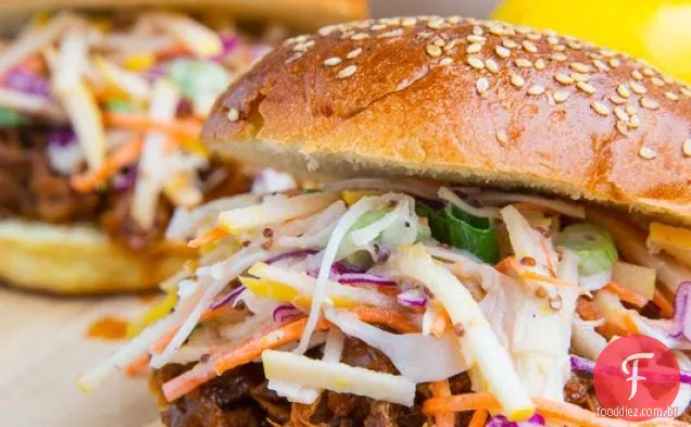 Maçã churrasco puxou sanduíches de frango com maçã Slaw