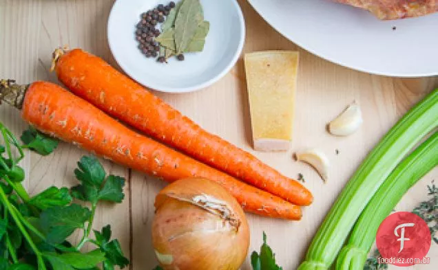 Caldo de presunto (e como cozinhar um presunto de piquenique defumado e curado)