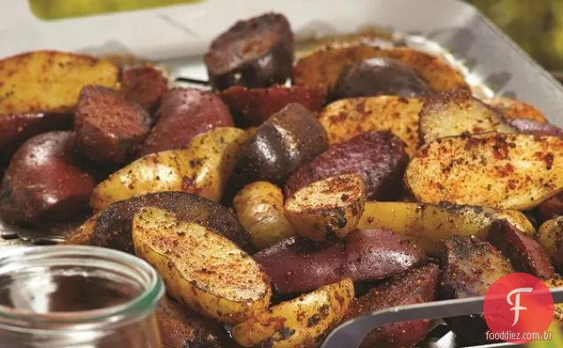 Grelhado Fingerling batatas com salgados Spud esfregar