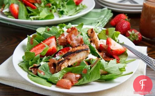 Salada de frango grelhado com morango e balsâmico