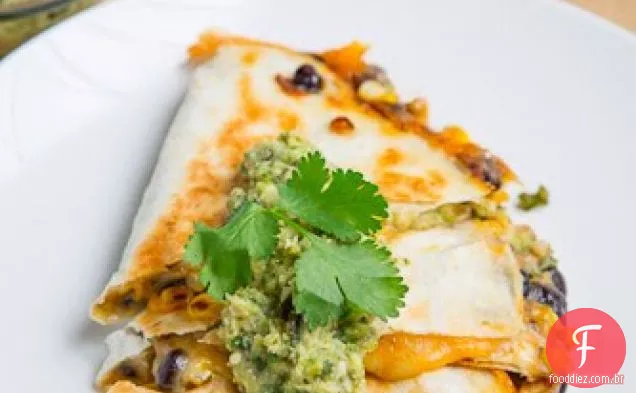 Milho caramelizado e Quesadillas de feijão preto com Salsa de abobrinha assada