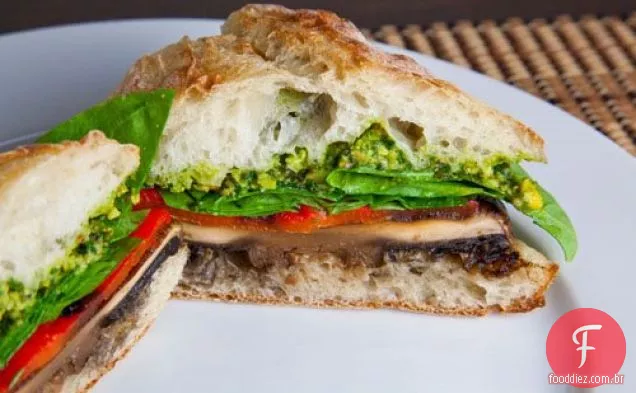 Portobello grelhado e Sanduíche de pimenta vermelha assada com pistache Pesto