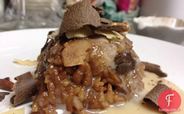 Chocolate Coco e pudim de arroz Pecan com molho de caramelo