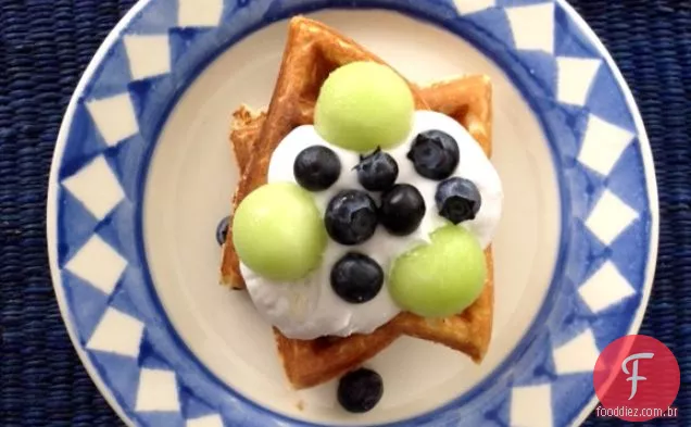 Waffles de sobremesa sem glúten com creme de coco e frutas