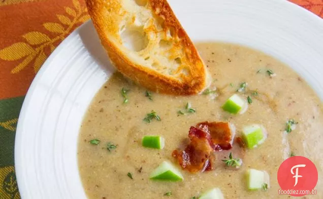 Maçã assada e sopa de Cheddar branca envelhecida