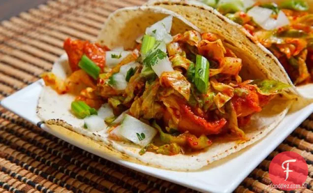 Tacos de frango com churrasco picante Coreano