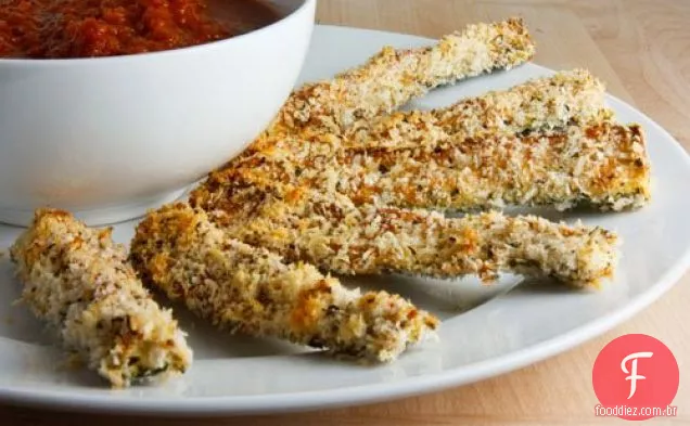 Palitos de abobrinha assada com crosta de parmesão com molho Marinara