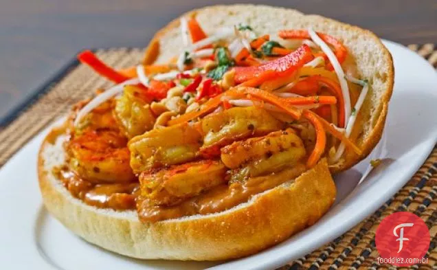 Sanduíche picante do Camarão do amendoim com Slaw Tailandês do estilo