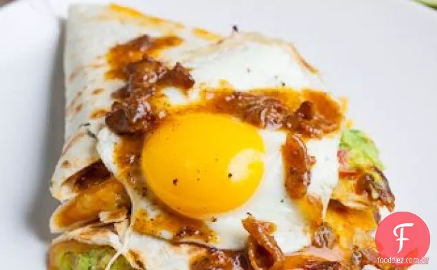 Bacon Jam e guacamole Quesadilla com ovo frito com Bacon Jam vinagrete regue