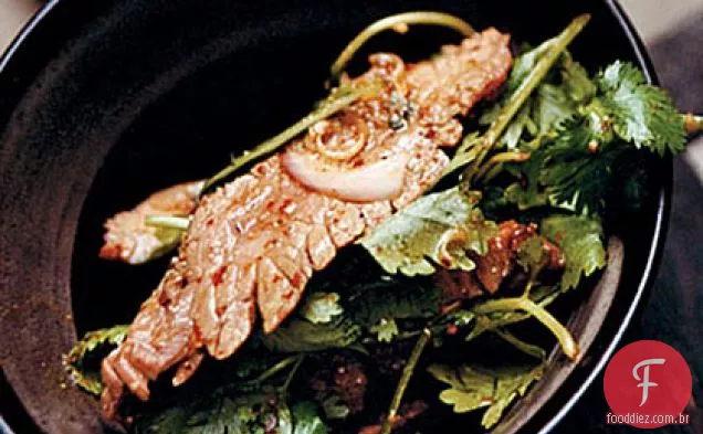 Salada de bife de flanco quente com hortelã e coentro