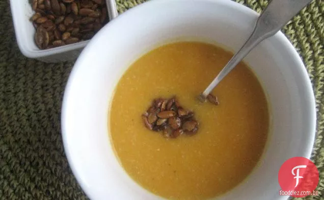 Sopa De Abóbora, Milho E Capim-Limão Com Sementes De Abóbora Temperadas