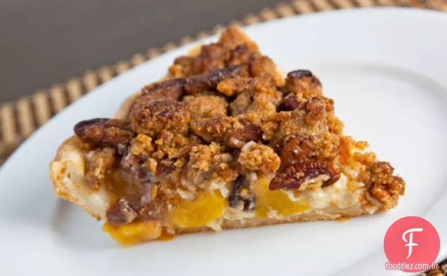 Torta de noz-pecã com creme azedo de pêssego e bordo