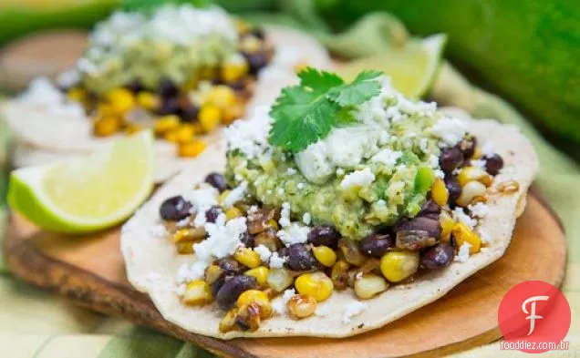 Milho caramelizado e tacos de feijão preto com Salsa de abobrinha assada e Poblano Crema assado
