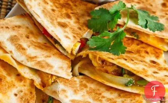 Frango Satay Quesadillas com molho picante de amendoim