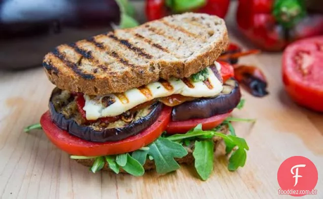 Berinjela grelhada e Sanduíche de pimenta vermelha assada com Halloumi