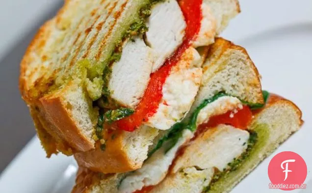 Frango e pimenta vermelha assada Panini com pesto de coentro e Feta
