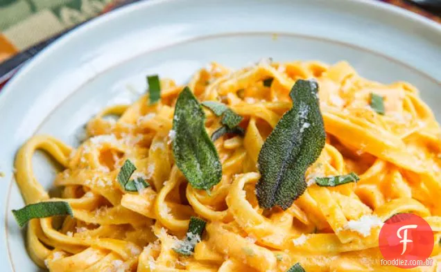 Queijo de cabra abóbora Fettuccine Alfredo com sálvia frita crocante