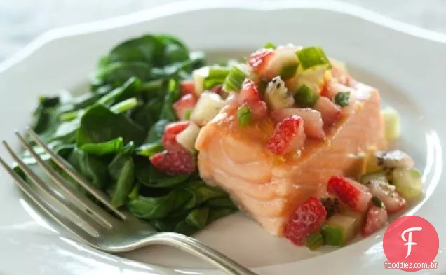 Salmão assado fácil com espinafre murcho e Salsa De Morango