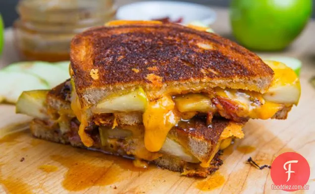 Sanduíche de queijo grelhado de maçã caramelo (com Bacon)
