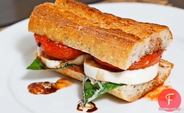 Sanduíche De Caprese De Tomate Torrado Balsâmico