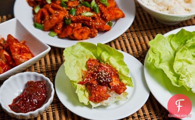 Tradicional comida de rua coreana com tradução de dakkochi de espetos de  frango coreanos