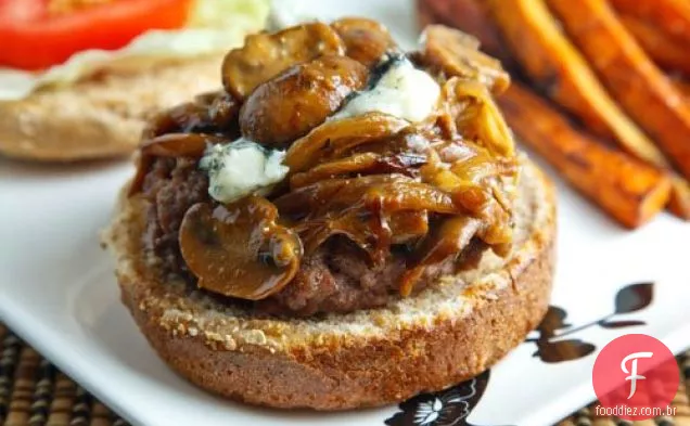 Hambúrgueres sufocados em molho caramelizado de cebola, cogumelo e queijo azul