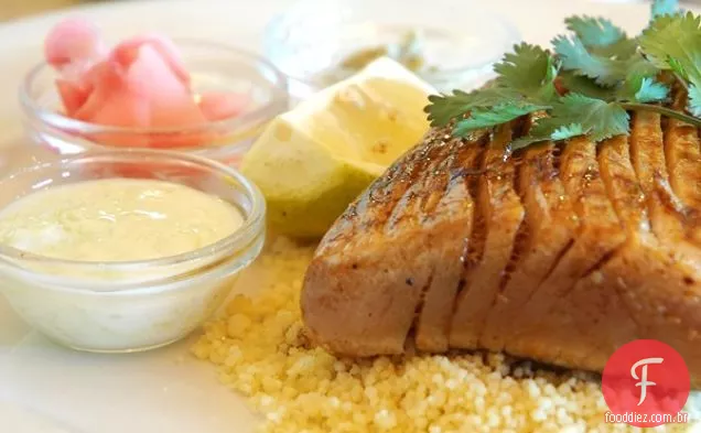 Bifes de atum grelhados com molho de pimenta vermelha