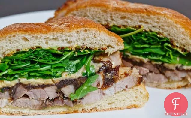 Sanduíche de Porchetta com cebola caramelizada balsâmica, queijo Asiago e rúcula
