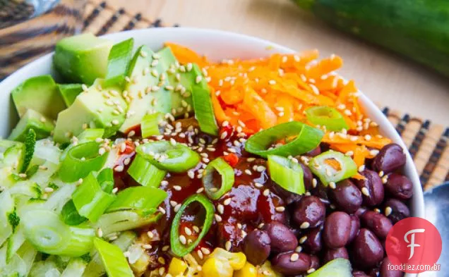 Bibimbap vegetal de verão com milho, abobrinha e Feijão Preto