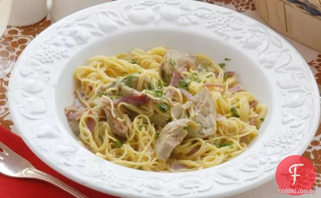 Corações de alcachofra e feijão branco com macarrão