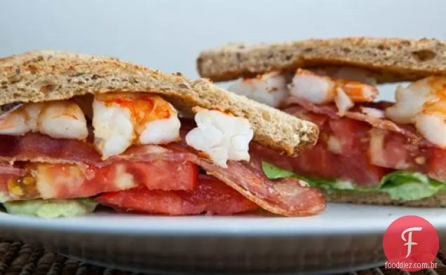 Explosão (Bacon, alface, abacate, camarão e tomate) sanduíche