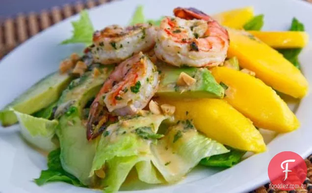 Salada de manga, abacate e camarão grelhado com molho de amendoim