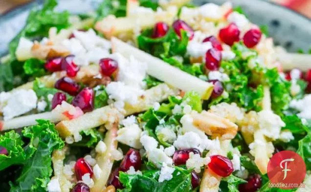 Salada de Quinoa e couve de maçã e romã com queijo Feta em um molho de Dijon de bordo com curry