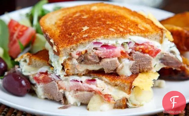 Sanduíche de queijo grelhado Gyro (também conhecido como Gyro Melt)