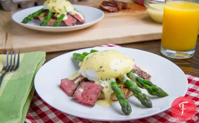 Bife e ovos Benedict com aspargos em molho Bearnaise