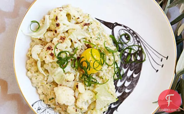 Farro torrado e cebolinha com couve-flor e ovo