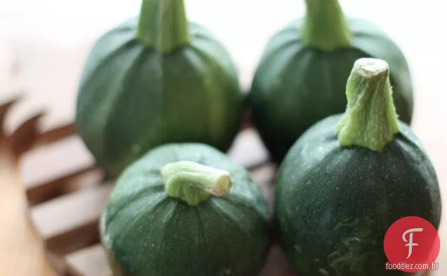 Abobrinha Recheada Com Tomate, Manjericão E Queijo Feta