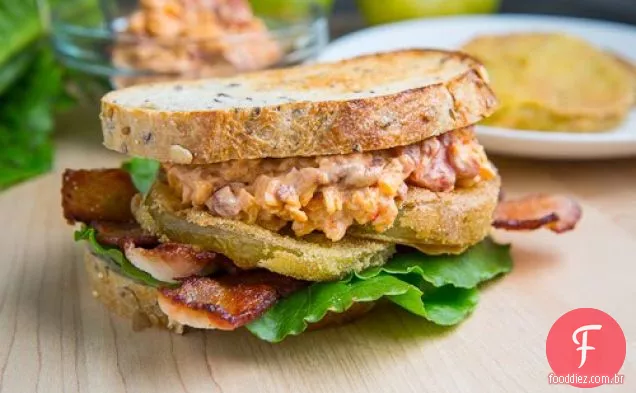 Tomate verde frito BLT com queijo Pimento