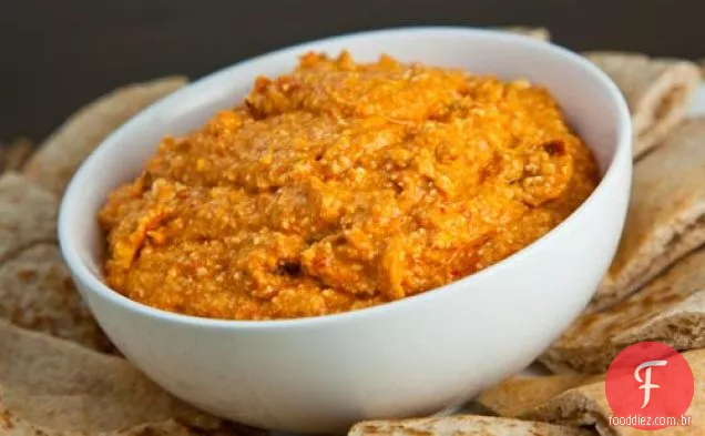 Htipiti (molho grego de pimenta vermelha assada e queijo Feta)